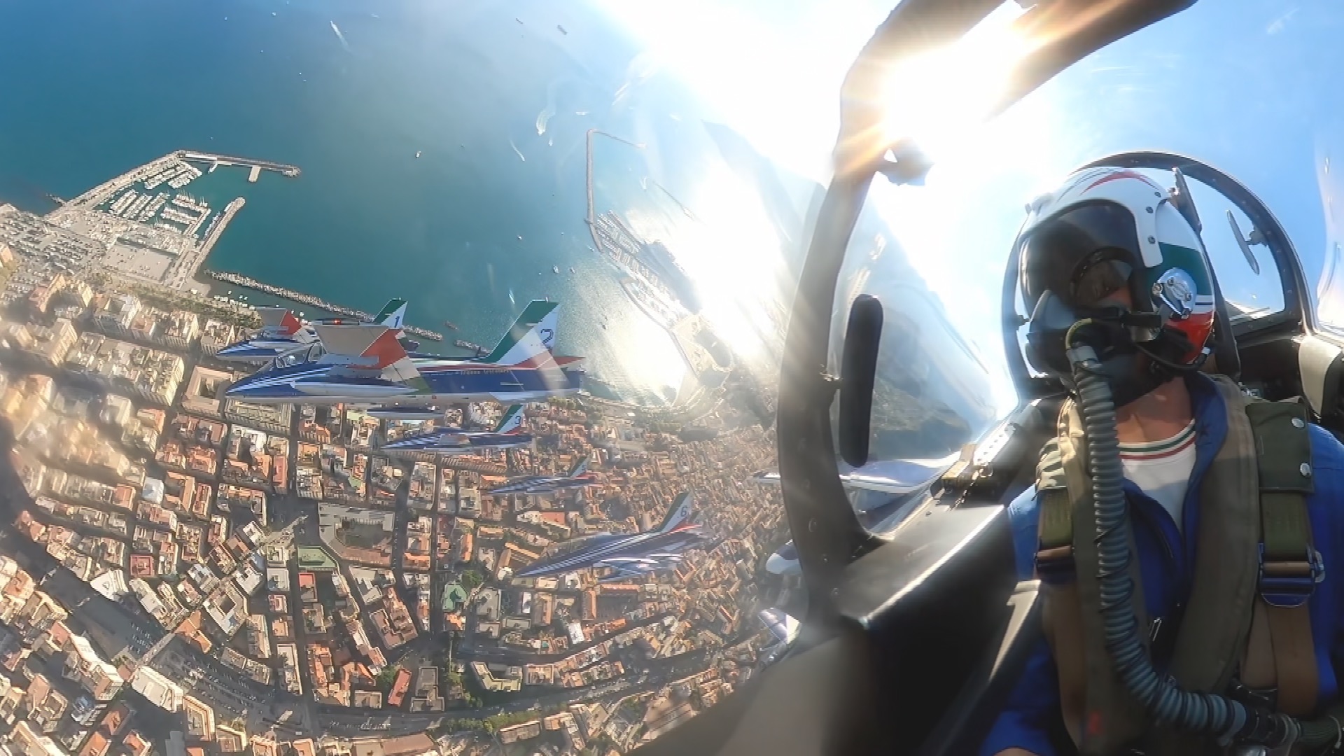 Frecce Tricolori a Salerno, il cielo sul lungomare si colora d’Italia