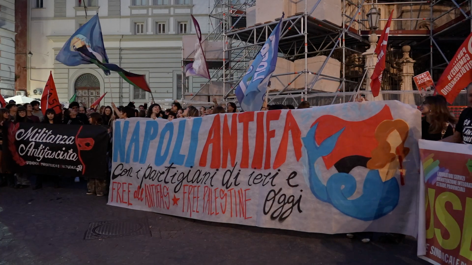 Napoli, corteo antifa in centro: due Spider-Man sull’Obelisco e scritta davanti alla Questura
