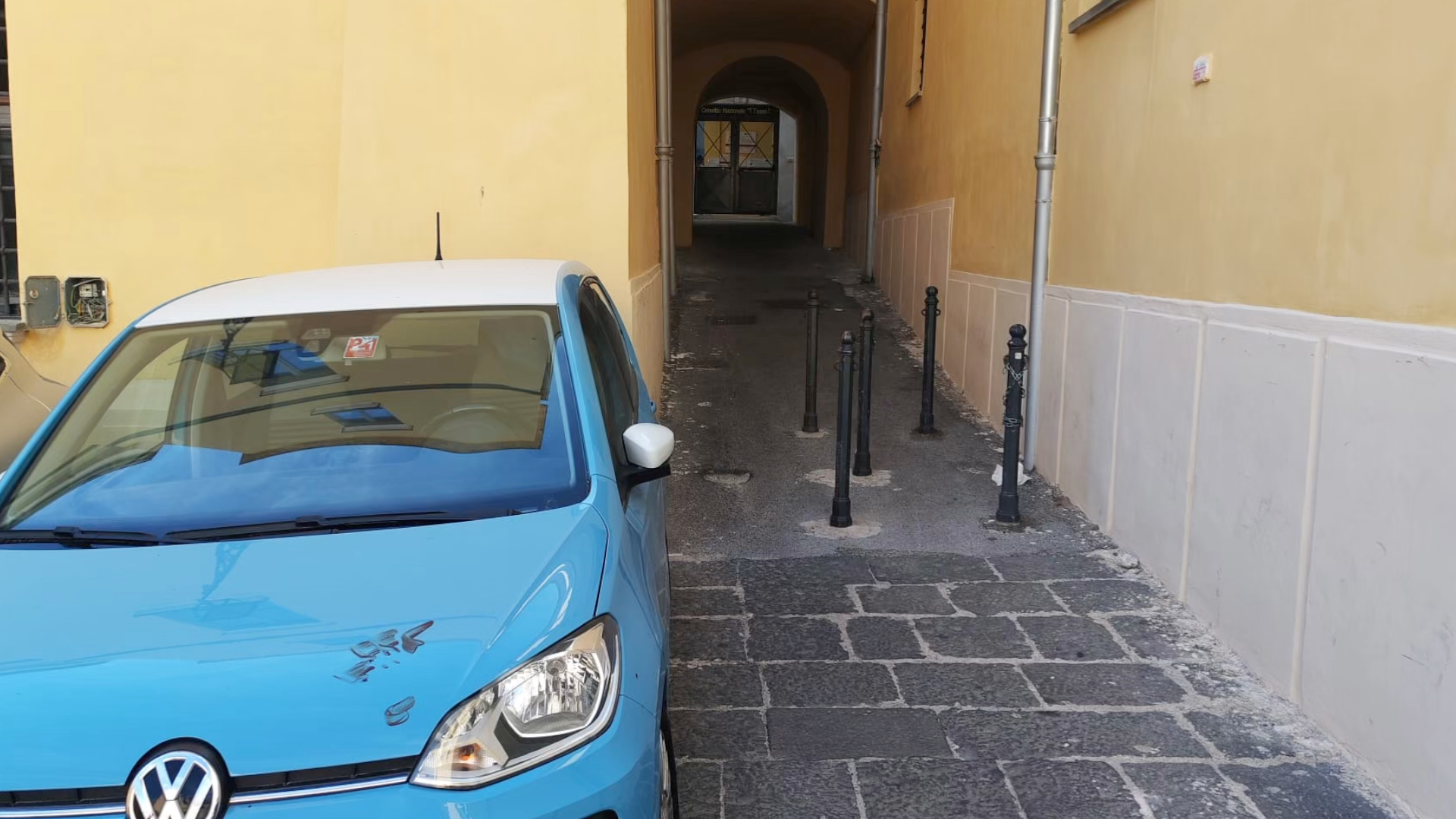 Salerno, ventenne accoltellata alle spalle nel centro storico: dimessa dall’ospedale